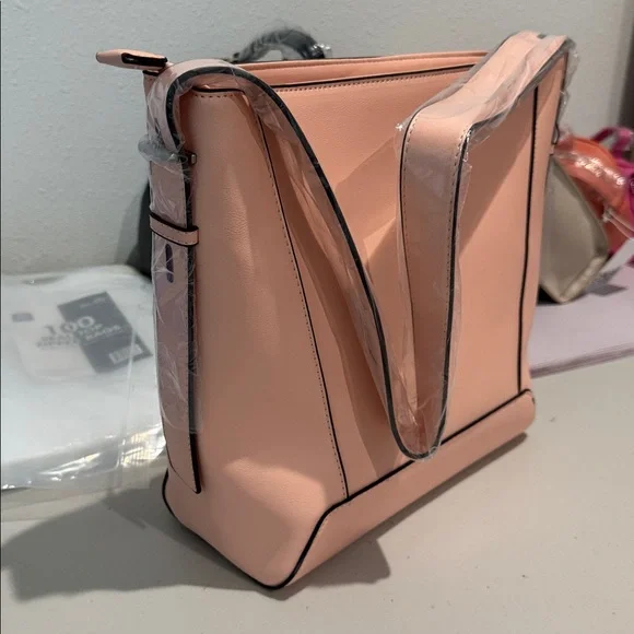 French Connection
Olympia Bucket Shoulder Bag Mellow Peach Color - Picture 4 of 7